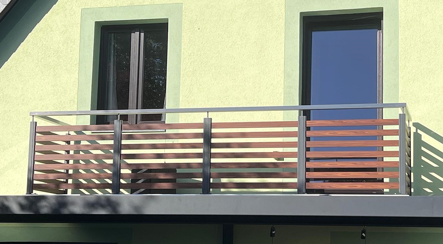 Balkon mit Holz-Optik Geländer